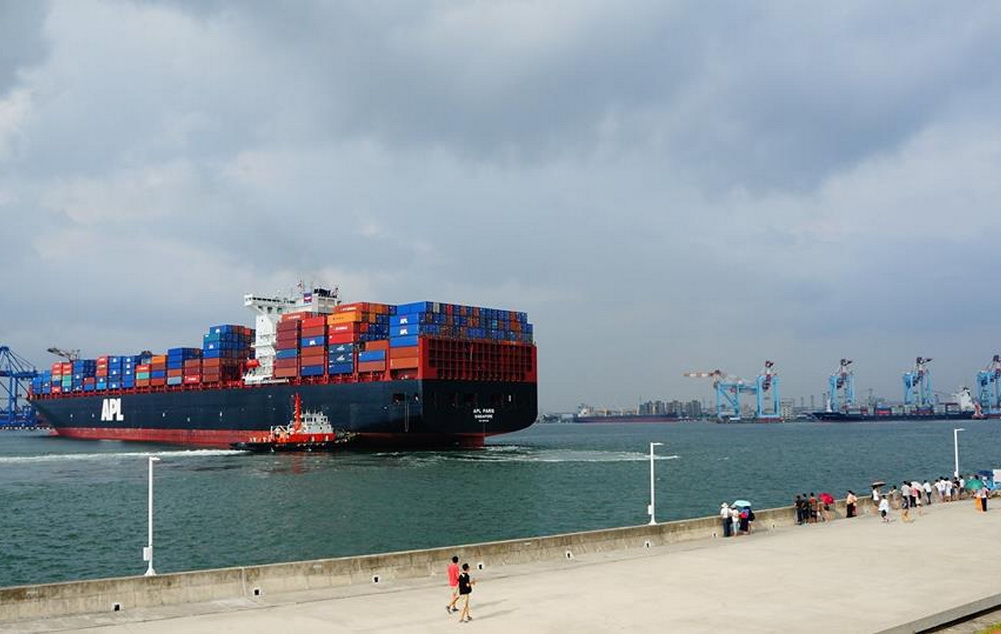 這是一艘船身漆有「APL」字樣，是美商美國總統輪船公司貨輪，已有 160年以上的歷史，是全球性的貨櫃運輸服務公司，1997 年與 NOL(新加坡商海皇輪船公司) 合併，是全世界第八大貨輪公司。