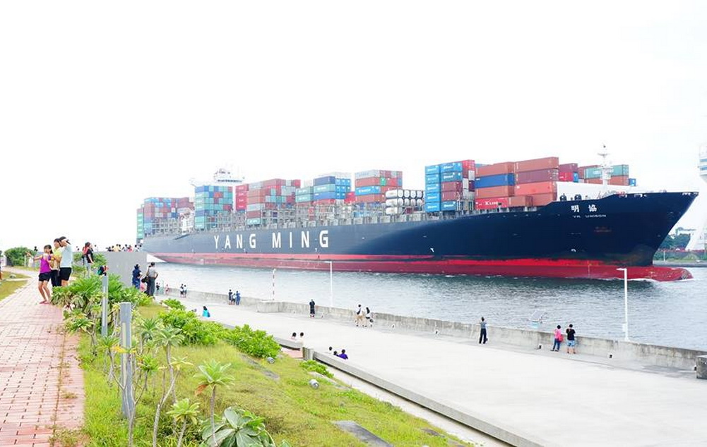 哇!!!哇!!!哇!!!哇!!!好大的船阿!!!!現場好多的爸爸媽媽都牽著小孩奔往觀海平台看大船出港~!阿公阿嬷也手牽著手~一起看大船~~好震撼阿!!!!!