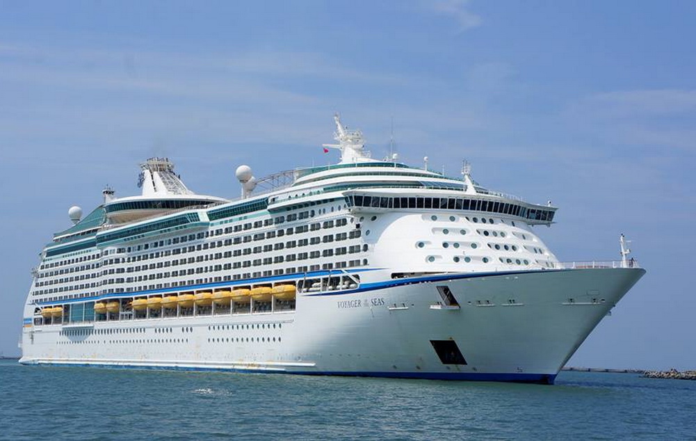 「海洋航行者號」郵輪，13.8萬噸的超級豪華郵輪，比美軍10.2萬噸的尼米茲級核子動力航空母艦還大，是皇家加勒比海國際公司旗下的大型郵輪之一。