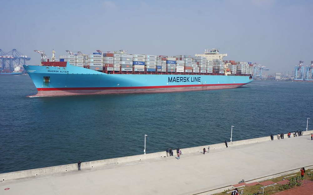 巨大的貨輪，從身邊出港，非常安靜