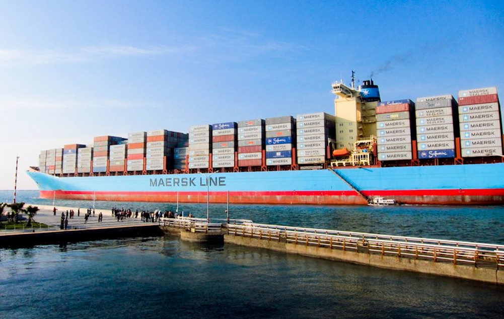 靠著觀海平台護欄，仰望全球最大的航運公司--馬士基航運的貨輪，很棒啊！