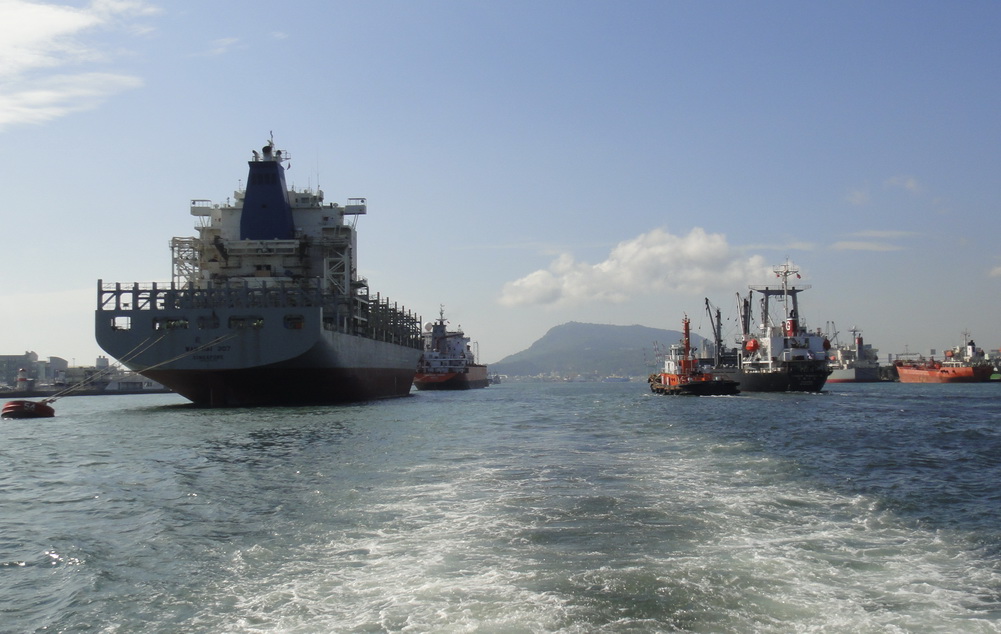 港區主航道，穿梭大船到