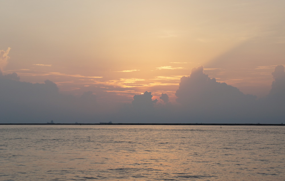 夕陽彷彿成了投影機，投射雲彩間的悄悄話。