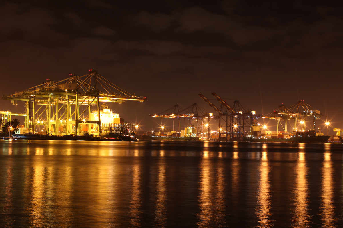金黃色的高雄港，越夜越浪漫！