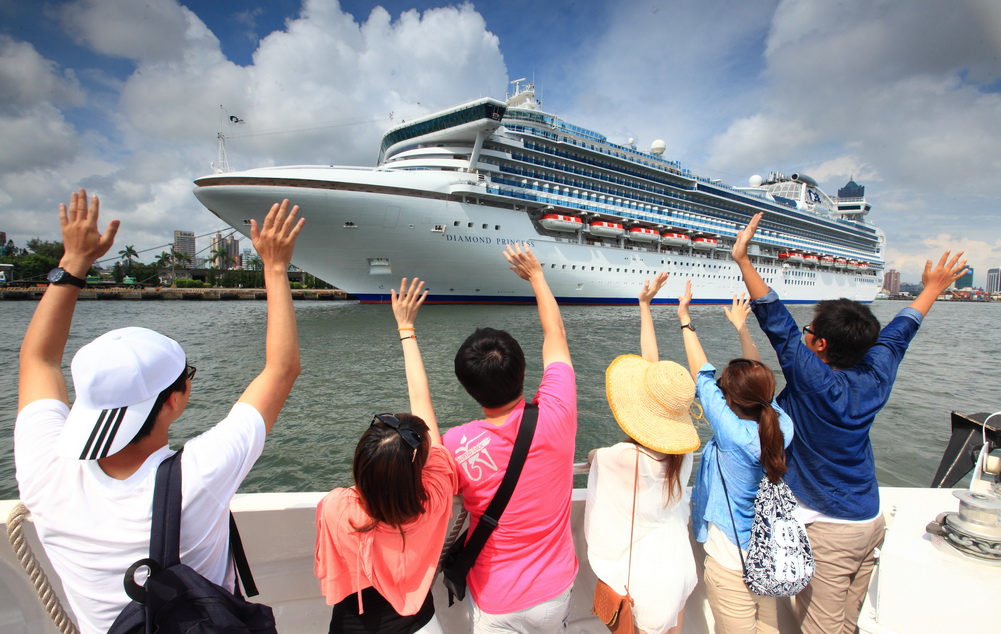 「鑽石公主號」郵輪11.6萬噸，從二港口進港，航經紅毛港文化園區後，停在七賢路底香蕉碼頭旁的9號碼頭，所有進港的郵輪都會停靠這裡